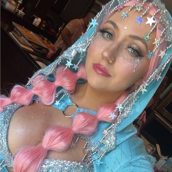 Meet your Posher, Madison - Picture 1 of 2